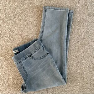 Chico’s Denim Stretch Pull-On Capris Size 6
